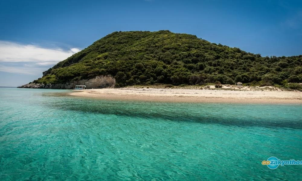 Τρία μικρά ελληνικά νησάκια με περίεργο σχήμα